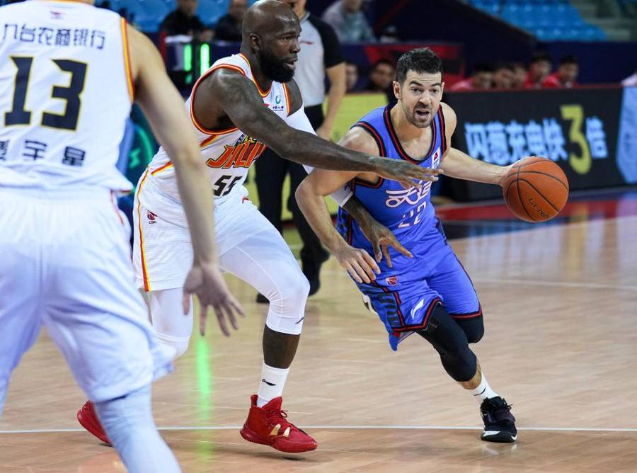 天行体育 -里程碑夜！法兰克福防线松动；CBA常规赛国际比赛日刷纪录；悬念犹存；年轻球员得到机会(法兰克福保级大战杨晨评分)